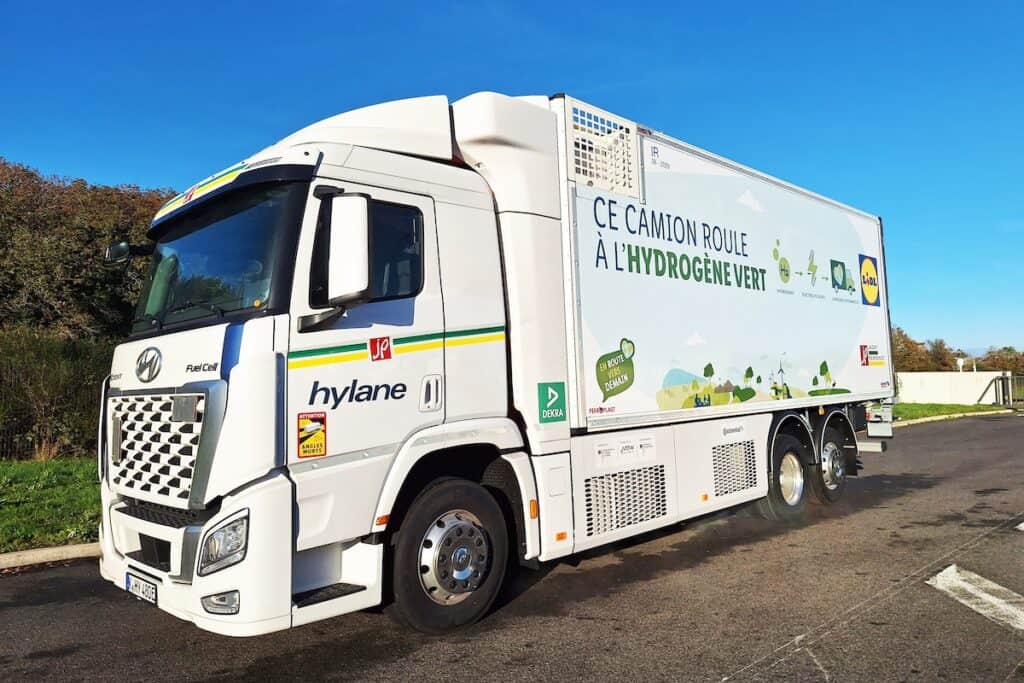 White Hyundai delivery truck, with Lidl branding on side and slogan: 'CE CAMION ROULD À HYDROGÈNE VERT'.